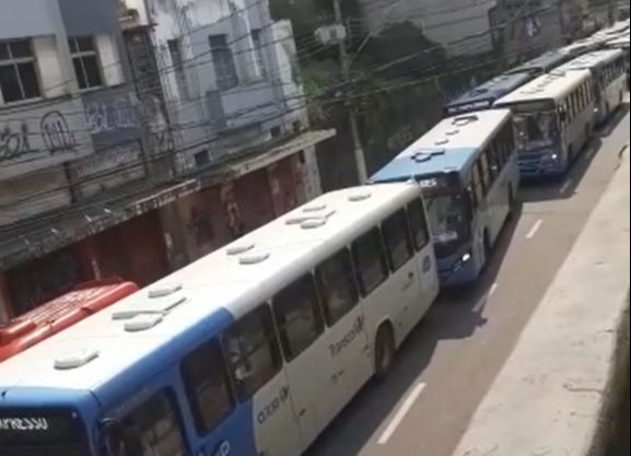 Rodoviários protestaram mais uma vez pedindo o retorno dos cobradores (Foto: Reprodução vídeo/Internauta)