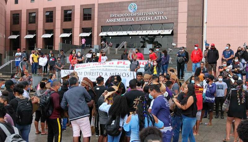 Protesto de indigenas contra a PL 490 em frente Assembléia Legislativa (Foto: Douglas Schneider)