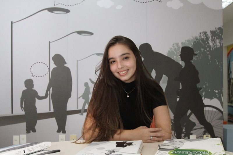Estudando inglês desde os 11 anos, Sabrina Rodrigues Sarquis, que hoje tem 16, já é totalmente imersa na cultura inglesa. Agora, ela pretende fazer o exame FCE para comprovar que é fluente na língua (Foto: Douglas Schneider/ AT)