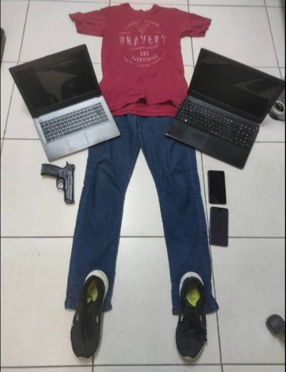 Uniforme usado em um dos roubos (Foto: Divulgação Polícia Civil)