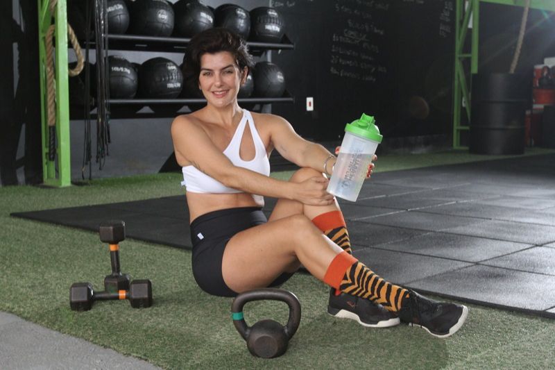 A empresária Radharani Dasi Rodor, 40, carrega sua garrafinha para todo lugar. (Foto: Leone Iglesias/AT)