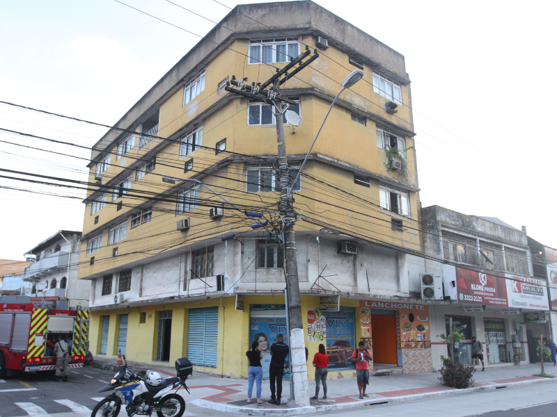 Residência pega fogo e assusta moradores em Vitória (Foto: Antonio Moreira/AT)