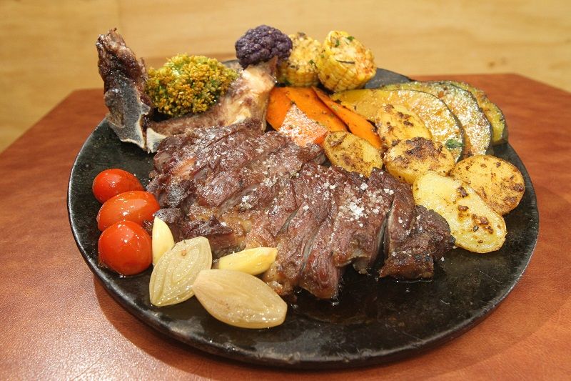 O ribeye steak é um filé de costela com osso, serve até duas pessoas e custa R$ 99,00. (Foto: Leone Iglesias/AT)