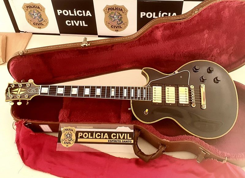 A guitarra, uma Gibson Les Paul Black Beauty avaliada em R$ 40 mil, foi recuperada cinco anos após ter sido roubada (Foto: Divulgação/ PCES)