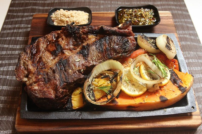 No Rawi, um dos destaques é o short ribs, acompanhado de farofa, chimichurri e um complemento que o cliente escolhe (arroz cremoso, batatas rústicas, batata crinkle, legumes no vapor ou provoleta). Para até quatro pessoas, sai por R$ 92,00. (Foto: Leone Iglesias/AT)