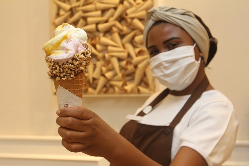 Brenda mostra sorvete com sabores de cheesecake de laranja, amarena e cioccolato na casquinha da Baccio di Latte. (Foto: Leone Iglesias/AT)