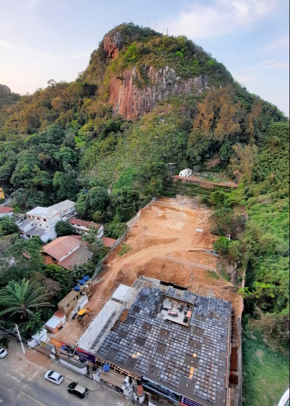 Área onde está sendo construída a escola particular, no Morro do Moreno (Foto: Leone Iglesias/AT)
