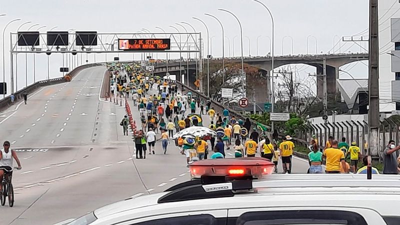 Apoiadores do presidente atravessam à pé a Terceira Ponte (Foto: Leone Iglesias / AT)