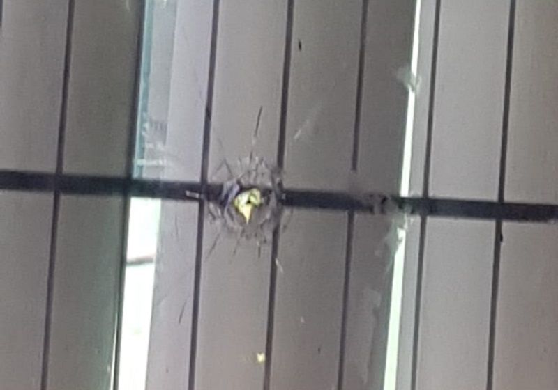 Um dos disparo atingiu a janela de uma sala de aula da escola (Foto: Divulgação)