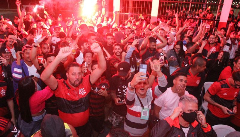 Torcedores do Flamengo se juntaram para ver a semifinal da Libertadores na sede da Fla-Vitória, na Mata da Praia (Foto: Leone Iglesias / AT)