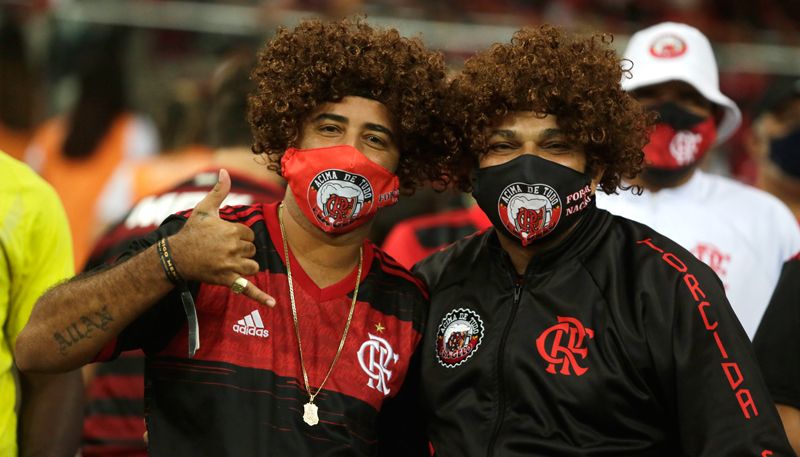 Torcedores entraram no clima da estreia de David Luiz e usaram peruca em sua homenagem (Foto: Marcelo Cortes / Flamengo)