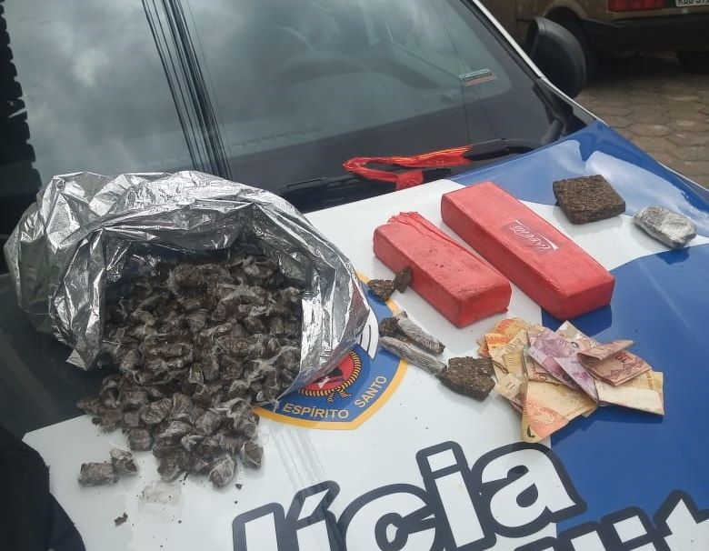 Drogas apreendidas com suspeito (Foto: Divulgação Polícia Militar )