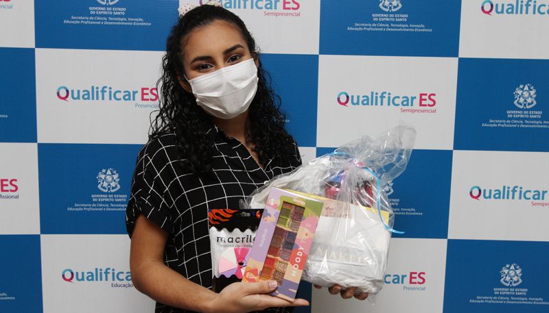 Universitária Maria Eduarda Pereira Batista, de 19 anos, participou ontem da formatura dos alunos dos cursos presenciais (Foto: Douglas Schneider / AT)