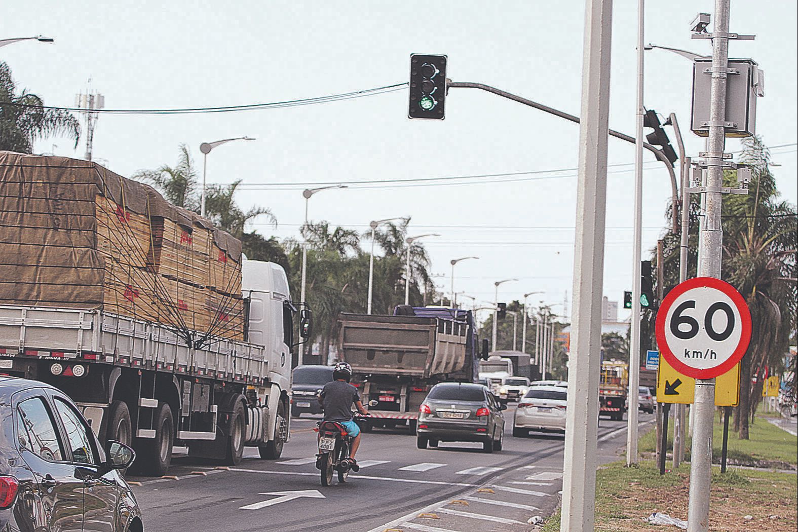 veículos passam por radar de 60 km/h na BR-101, em Carapina, na Serra, no horário de fluxo mais intenso (Foto: Kadidja Fernandes/AT)