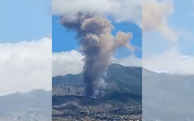 O vulcão Cumbre Vieja entrou em erupção às 11h12 deste domingo (19) (Foto: Reprodução/ Redes Sociais)