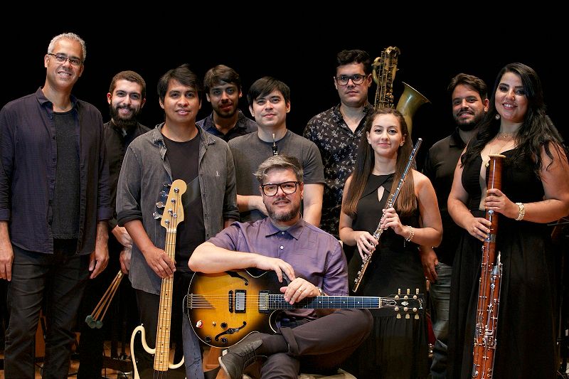 O mineiro Wanderson Lopez, ao centro, reuniu músicos em concerto para homenagear Vitória e Tom Jobim. (Foto: ARINY BIANCHI/Divulgação)