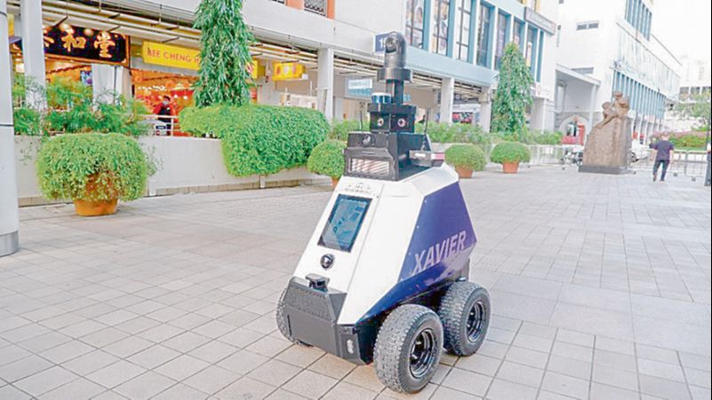 Xavier, o robô terrestre de plantão, na patrulha em Toa Payoh Central (Foto: Divulgação / Home Team Science and Technology Agency)