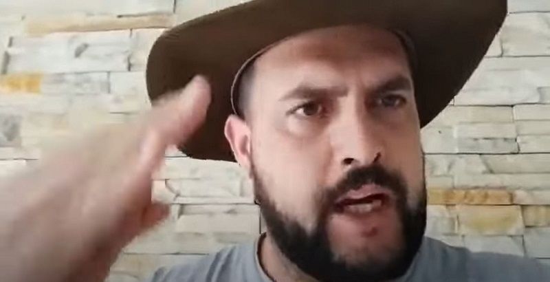 O caminhoneiro Zé Trovão, articulador de manifestações, está foragido desde a última sexta (03) (Foto: Reprodução/ YouTube)