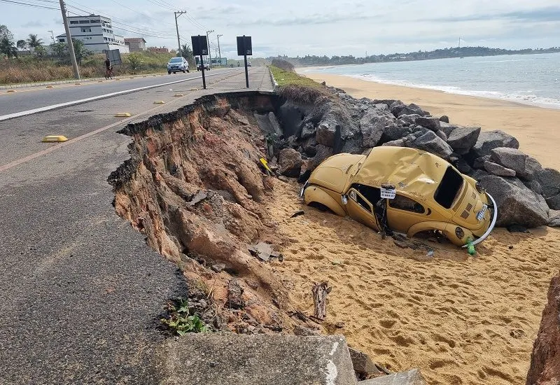 Imagem ilustrativa da imagem Obra suspensa em praia coloca motoristas em risco