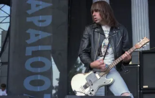 Imagem ilustrativa da imagem Guitarra de Johnny Ramone vendida por US$ 900 mil