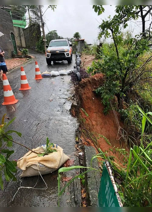 
          Imagem ilustrativa da imagem Chuva provoca queda de barranco e pedra em Cariacica
          