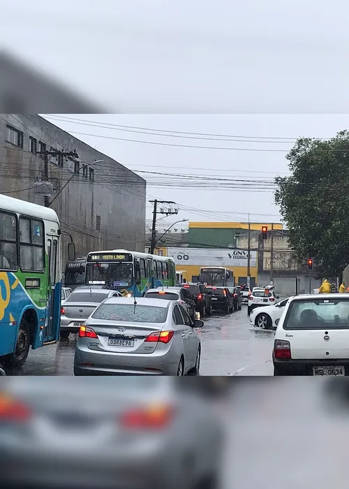 Imagem ilustrativa da imagem VÍDEOS | Alagamentos causam transtornos e lentidão no trânsito na Grande Vitória