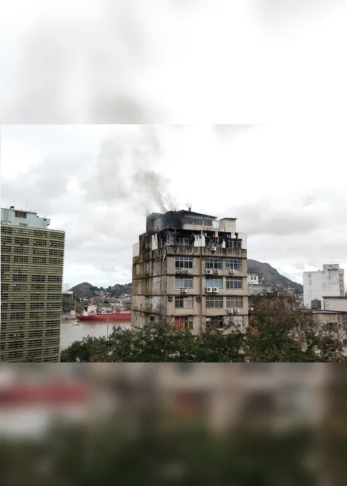 
          Imagem ilustrativa da imagem Veja fotos e vídeos do prédio atingido por incêndio em Vitória
          