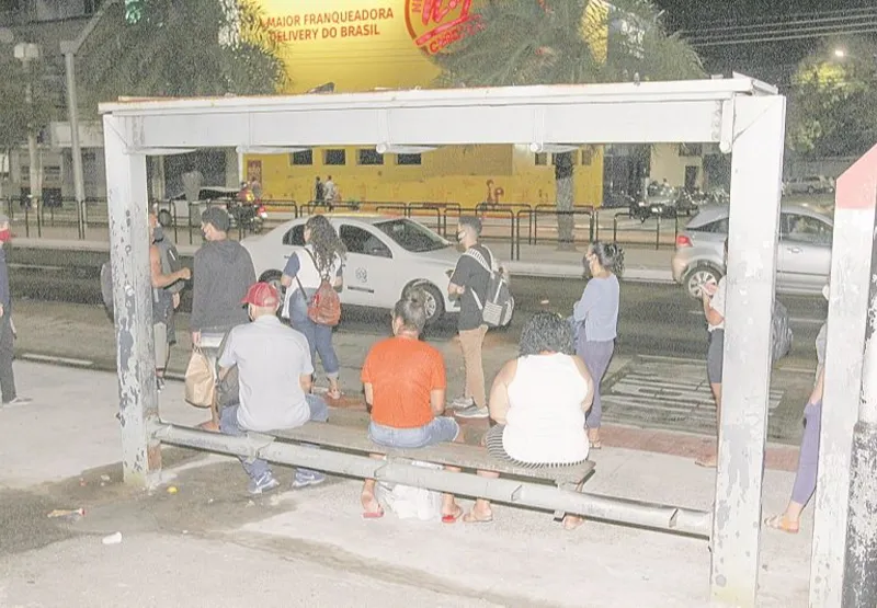 Abrigo de ponto de ônibus instalado na Avenida Vitória, na entrada do  Romão, está danificado e precisa de reforma