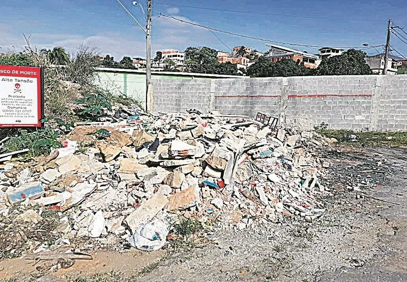 Descarte irregular de entulhos e lixo  compromete muro que pode desabar a qualquer momento, diz moradora
