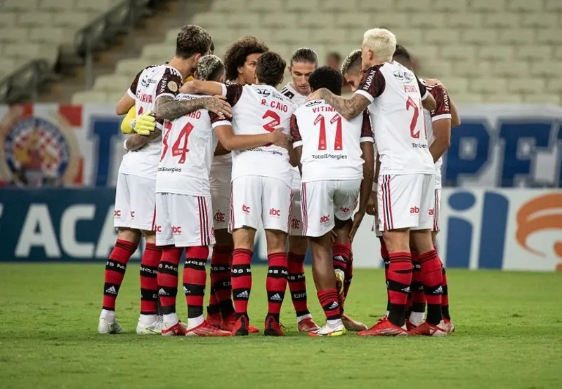 Flamengo vence Fortaleza fora e mantém distância do Atlético-MG