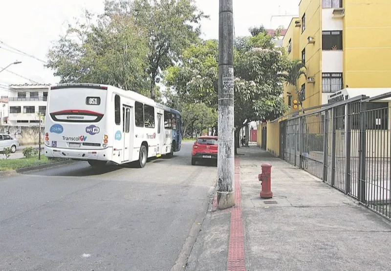 Avenida Augusto Emílio Estelita Lins, em Jardim Camburi, onde não há sinalização de trânsito e lombadas