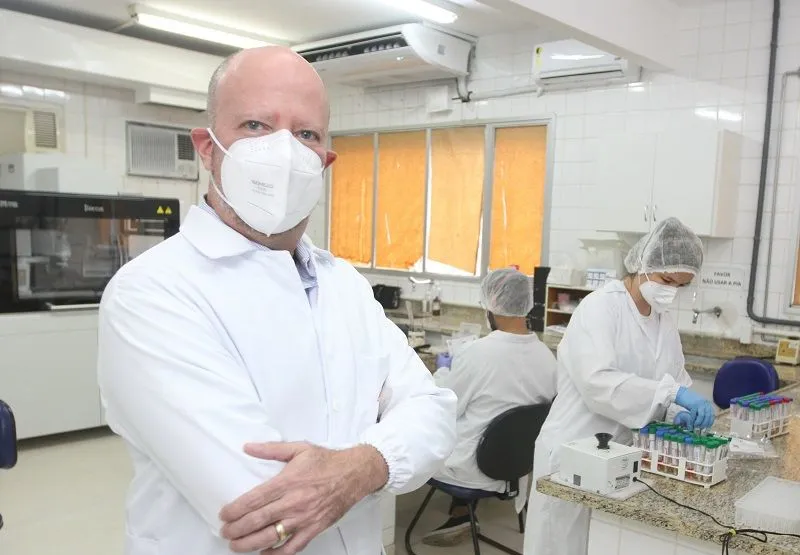 Rodrigo Ribeiro no Lacen-ES: equipe descobriu que o novo coronavírus chegou ao Estado    em dezembro de 2019