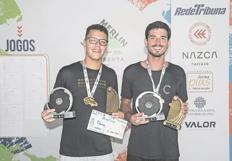 Raphael Borges e Matheus Giovanini posam juntos no pódio após faturarem o título  na categoria masculina