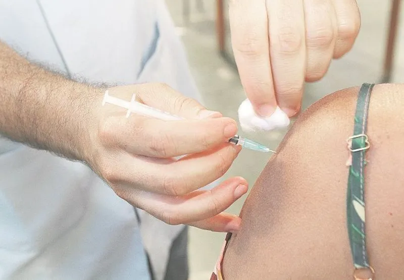 Profissional de saúde aplica vacina contra novo coronavírus: prevenção
