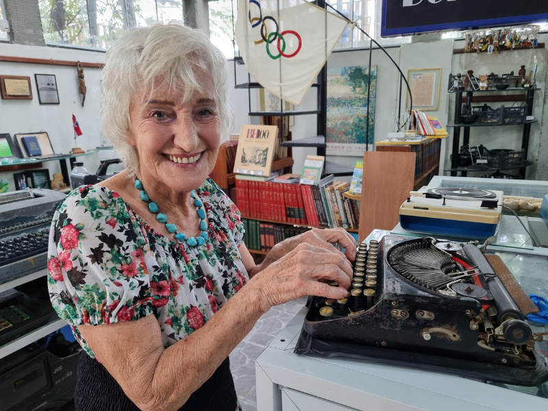A escritora, aos 84 anos de idade, em sua casa, em Guarapari (Foto: Roberta Bourguignon/ AT)