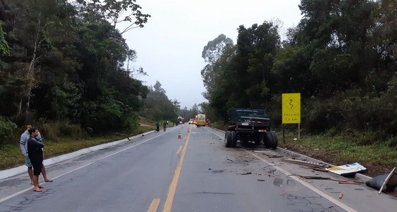 Acidente entre ônibus de viagem e caminhão deixa feridos na BR-262, em Conceição do Castelo. (Foto: Divulgação PRF)