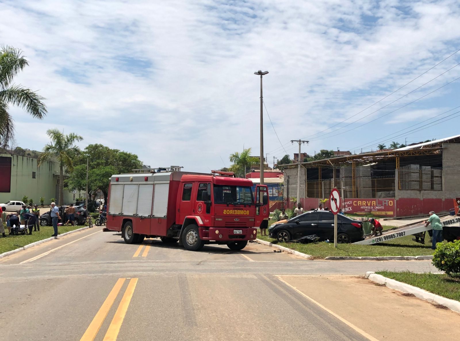 Acidente envolvendo dois veículos. Corpo de Bombeiros precisou ser acionado (Foto: Divulgação/Corpo de Bombeiros)