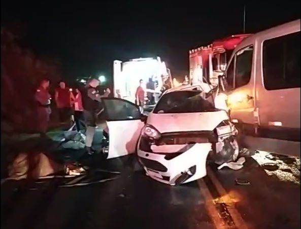 Acidente em Aracruz deixou três adolescentes mortos e quatro feridos. O carro em que estavam bateu numa van (Foto: Reprodução vídeo/Internauta)
