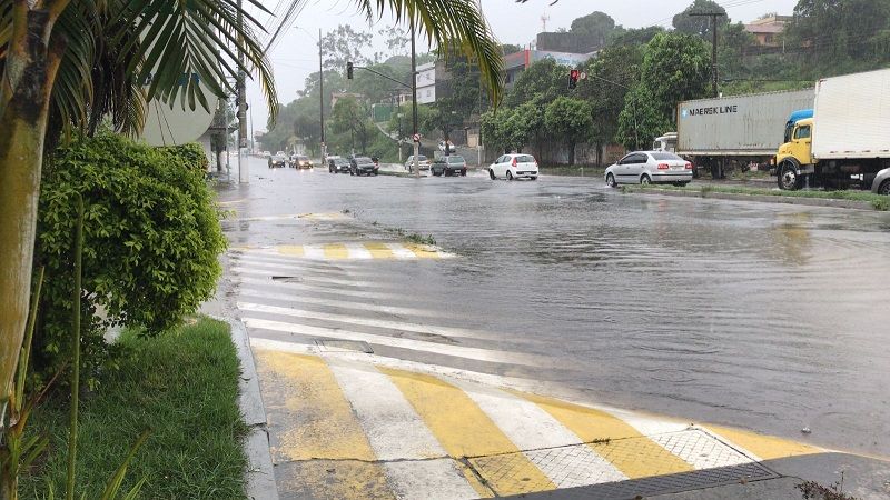Alagamento na Carlos Lindenberg, em Cobilândia (Foto: Késsia Neto)
