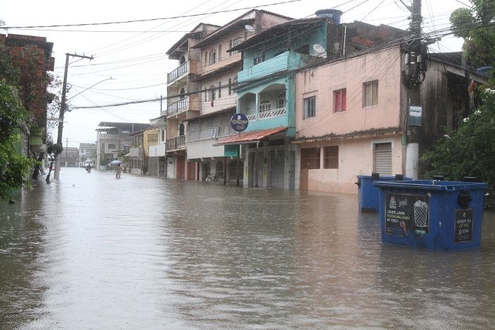 Alagamento na rua Felicidade Siqueira, em Jardim Marilândia (Foto: Kadidja Fernandes/AT)
