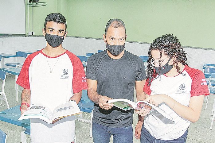 O diretor da Escola Major Alfredo Pedro Rabaioli, Reneri de Melo, com os alunos Matheus e Laysa: adaptações (Foto: Antonio Moreira/AT)