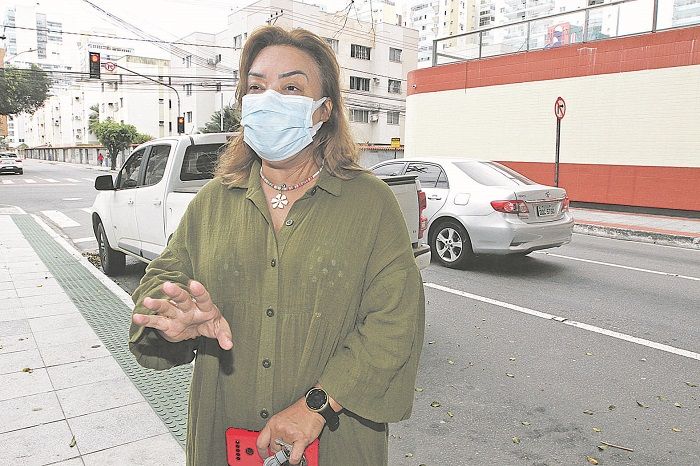 Andréa Brunow teve o carro atingido na frente do prédio: “Absurdo” (Foto: Kadidja Fernandes/AT)