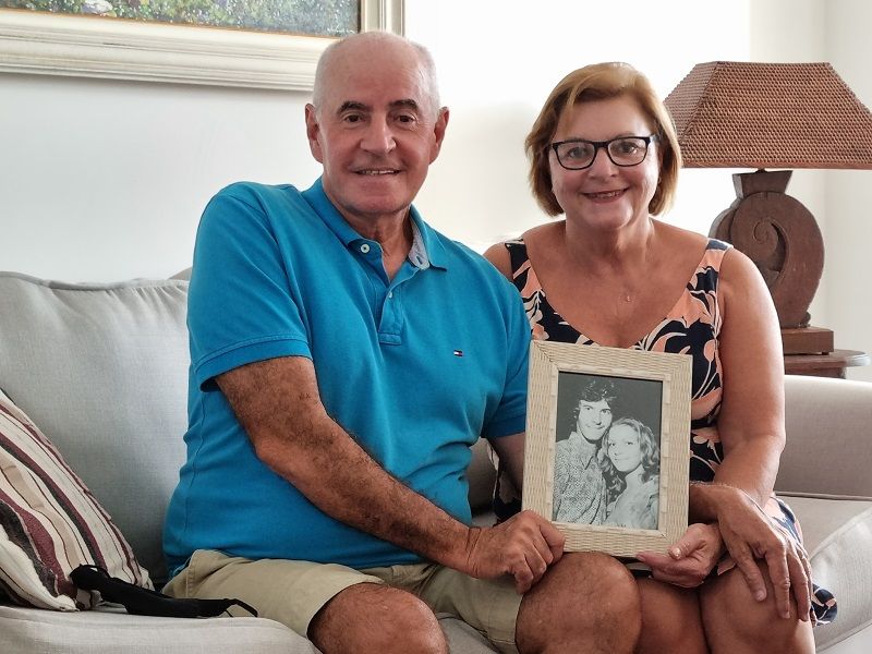 Ronaldo e Magda mostram a foto de quando ele tinha 15 anos e ela 14, período em que namoraram por um ano (Foto: Roberta Bourguignon)