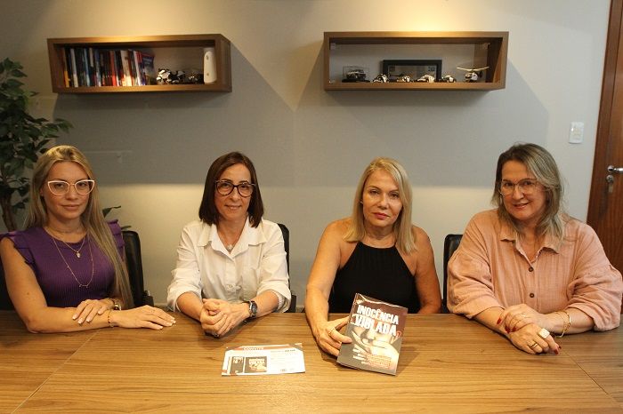 Autoras do livro “Inocência Violada”: Ariane Sfalsani, Marta Costa, Maria Aparecida Sfalsini e Arcangela dos Santos (Foto: Douglas Schneider/AT)