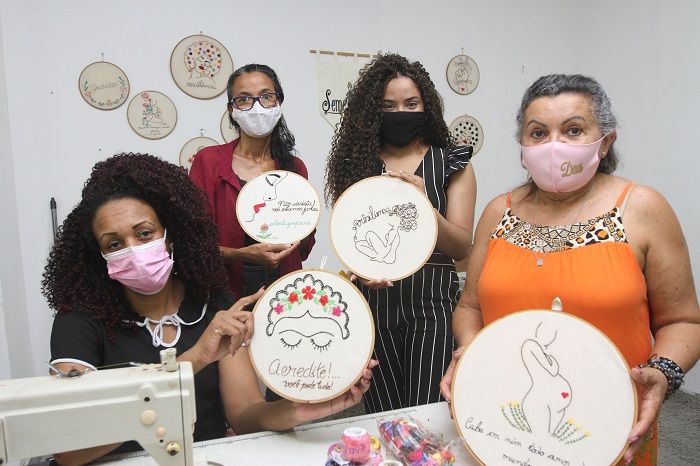 Artesãs Kézia, Joelma, Kelly e Maria, do projeto Semearte, estão confeccionando vestidos, macacões e blusas (Foto: Antonio Moreira/AT)
