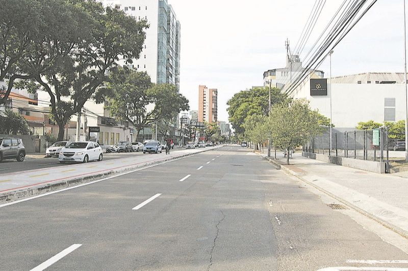 Avenida Rio Branco, em Santa Lúcia, de onde vândalos furtam cabos de energia (destaque) para vender o cobre (Foto: Kadidja Fernandes/AT)