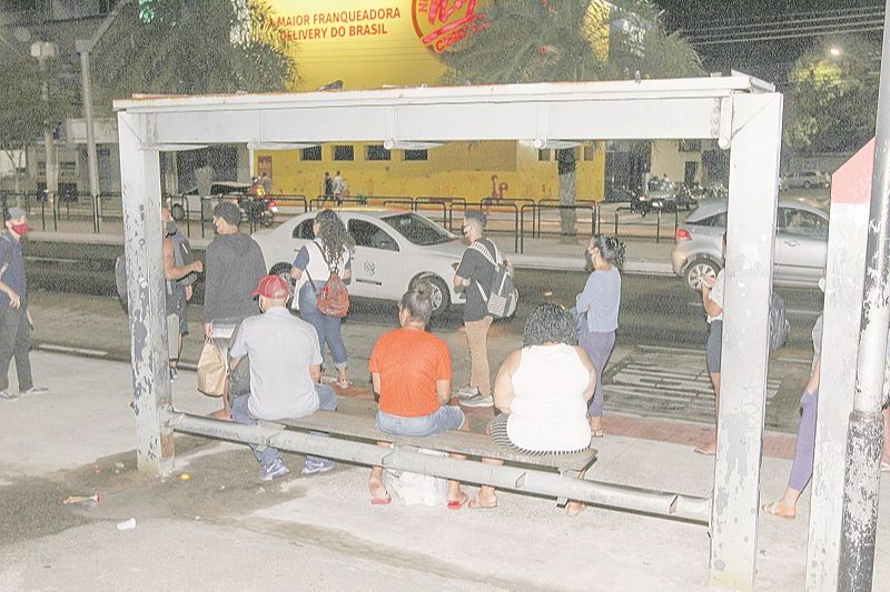 Abrigo de ponto de ônibus instalado na Avenida Vitória, na entrada do Romão, está danificado e precisa de reforma (Foto: Douglas Schneider/AT)