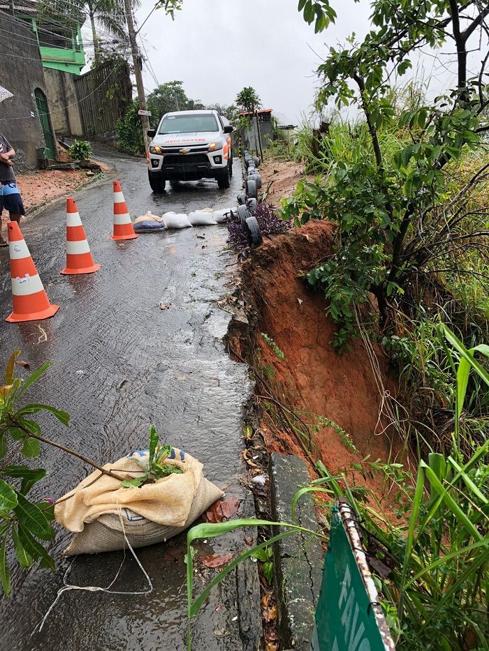 Barranco caiu e levou parte de rua em Alto Lage (Foto: Divulgação Prefeitura de Cariacica)