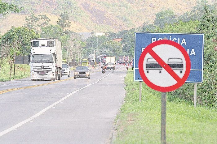 Motorista faz ultrapassagem em local proibido na BR-101, Serra, próximo ao posto da Polícia Rodoviária Federal (Foto: Antonio Moreira/AT)