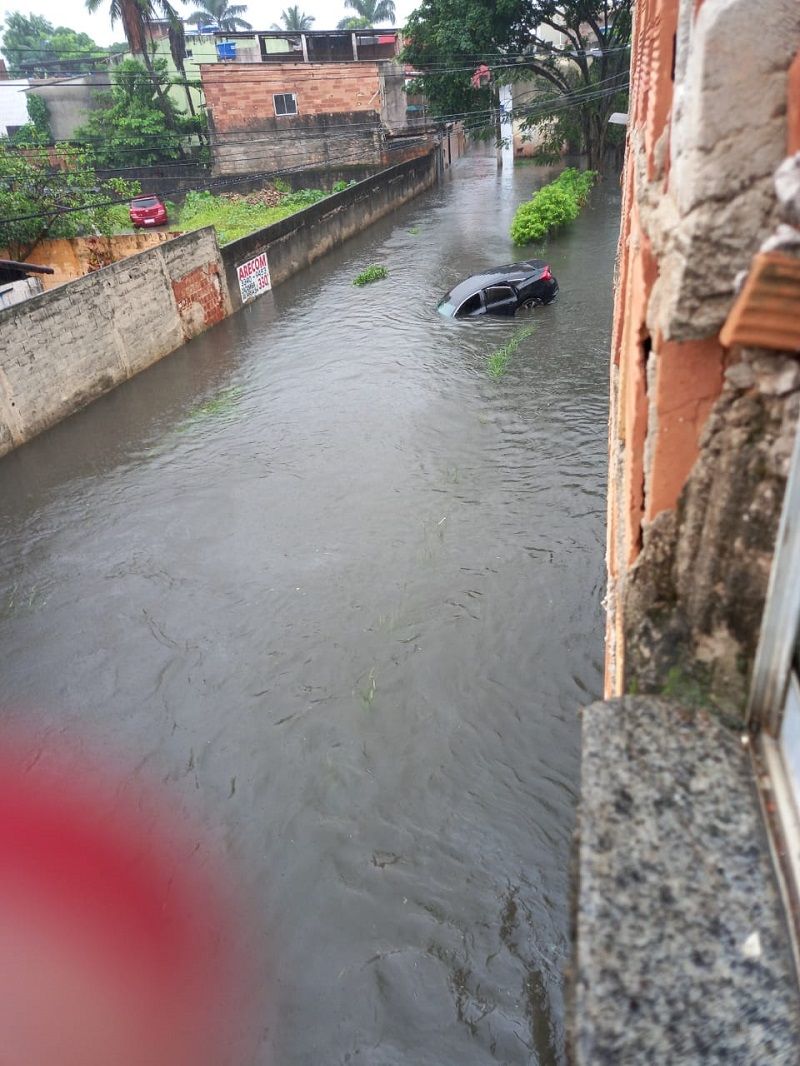 Carro caiu no canal do Rio Jucu, na rua Nova Itália, em Aribiri. (Foto: Internauta)